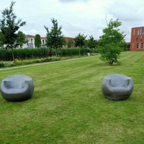 Betonnen zitelementen en tafel Stool 32 Fraai om te zien toch? Uitgevoerd in antraciet kleur. Parkbanken - stoelen model Stool. Ontdek hoe de Stool-serie van robuust betonnen meubilair een functionele en esthetische oplossing biedt voor stadsinrichting, horeca en bedrijfstuinen.